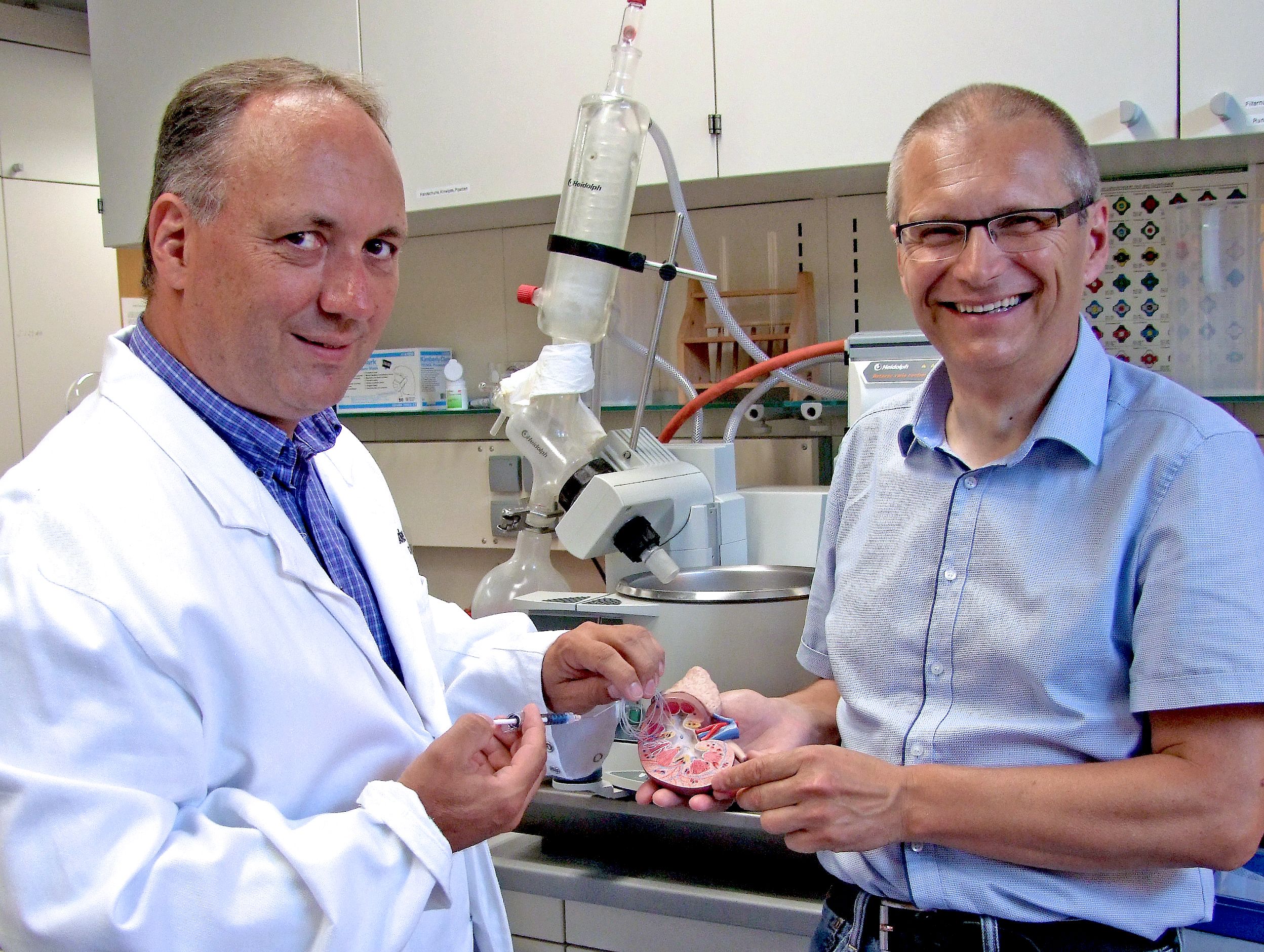 Dr. Ingo Grunwald und Manfred Peschka haben einen Klebstoff entwickelt, der es möglich macht, bislang nicht greifbare Nierensteinfragmente zusammenzukleben und so zu entfernen.